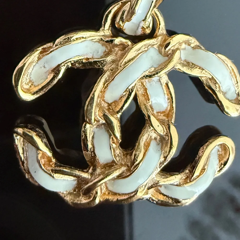 LOT 2097 24K gold plated CHANEL vintage white enamel chain necklace